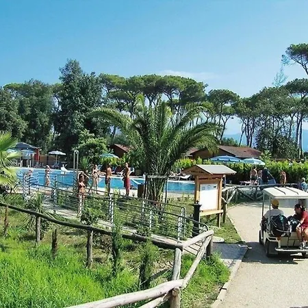 Ein Mobilheim Auf Einem Nahe Dem Meer,pisa Und Dem Badeort * فياريجيو